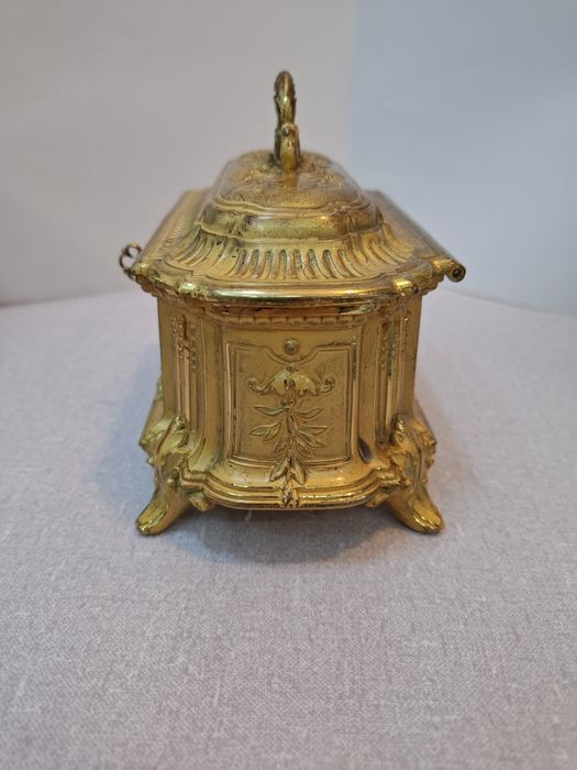 Винтидж кутия за бижута