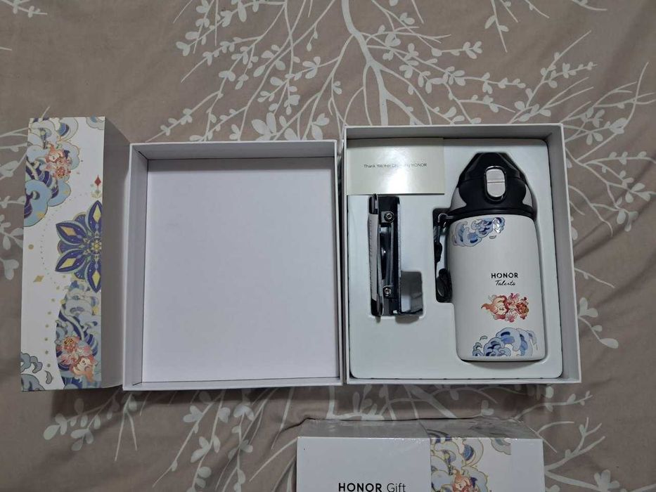 Продам подарочный набор от Honor gift