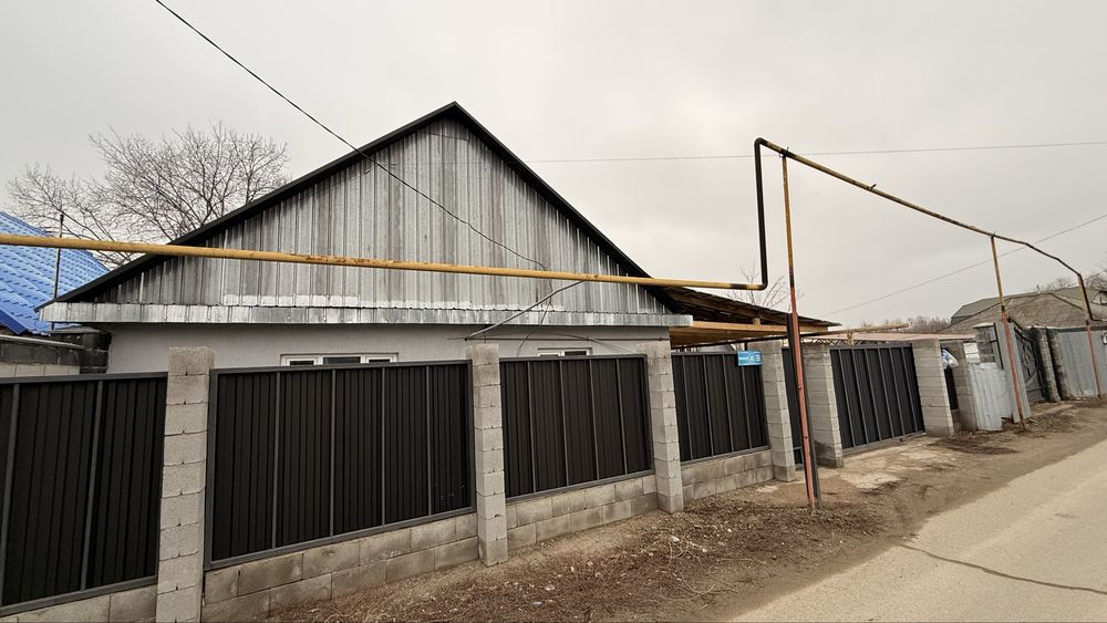 Продам дом из 4-х комнат, есть 2 новые времянки. Сдаем в аренду.