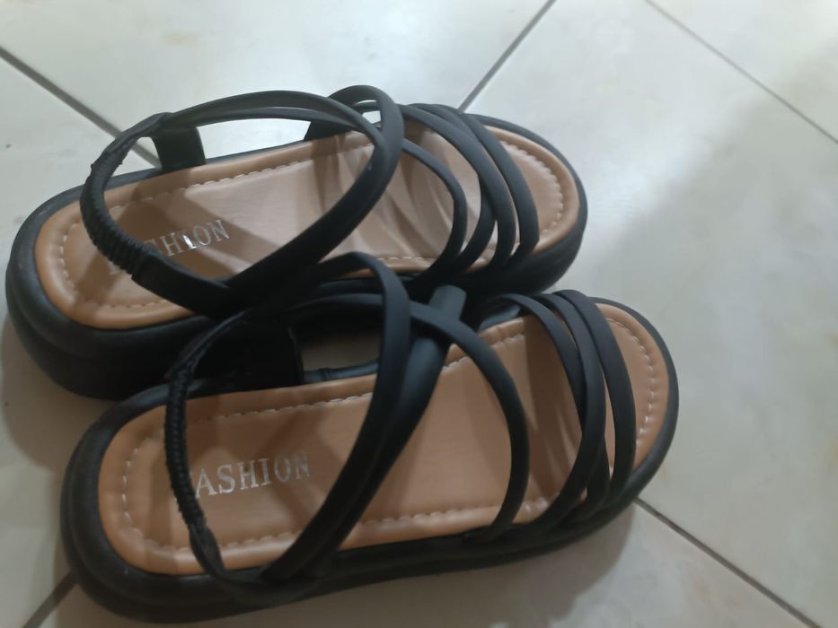 Продам сандалии новые