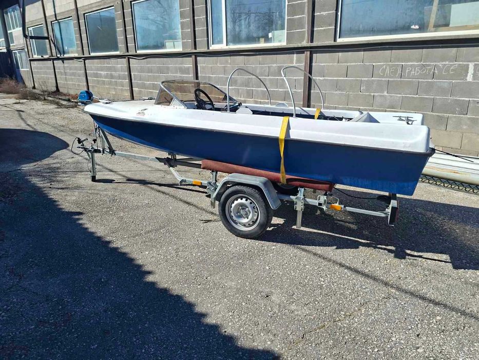 Лодка тримаран с колесар с регистрация