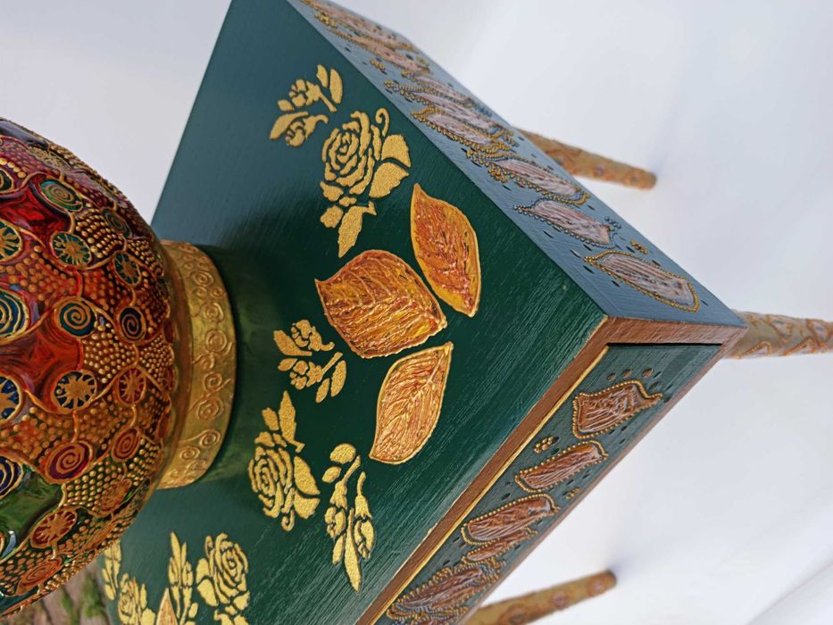 Малък скрин-шкаф, с чекмедже и ваза за сухи цветя.