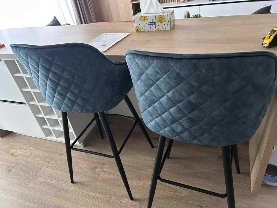 Doua scaune albastre de catifea de bar montate