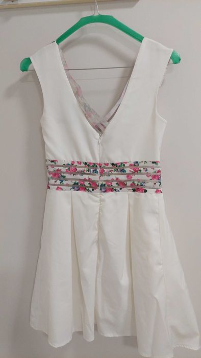 Бяла елегантна рокля с флорални мотиви