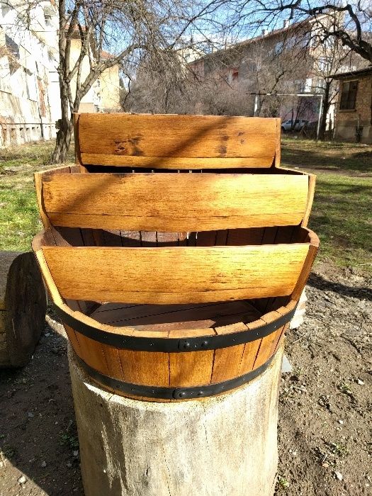 Продавам цветарник от дъбова бъчва.