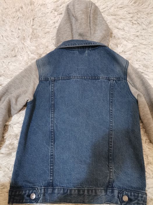 Vând geaca blugi băieți 11-12ani.