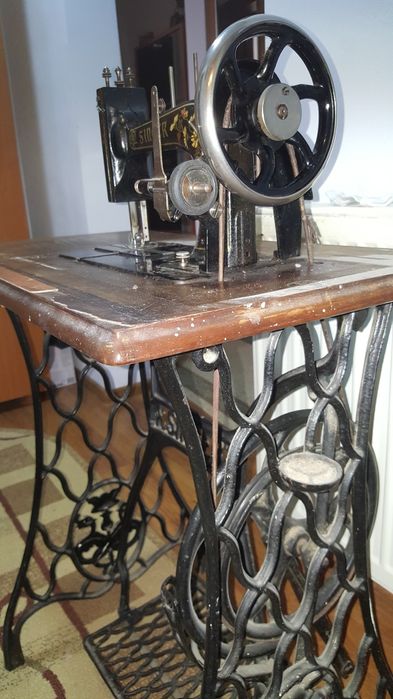 Mașina de cusut Singer Adria