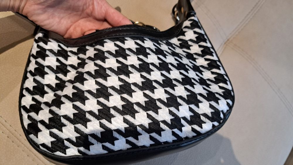 Нова мини дамска чанта от текстил и еко кожа.