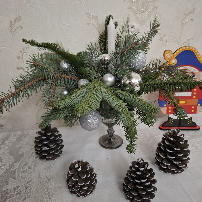 Новогодняя композиция из живых еловых веток.веток