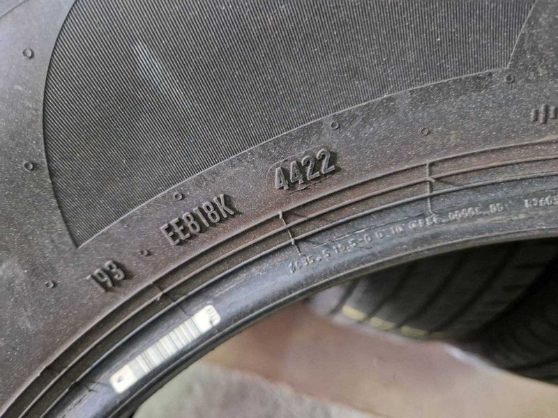 4 Pirelli R17 215/65
летни гуми 
DOT4422