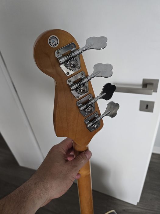 Chitara bass Fender, electro-acistica