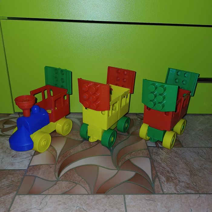 Игрушки паровозик и машинка с дорогой