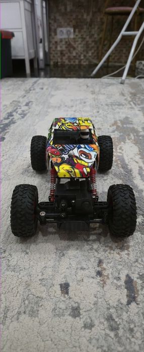 Masina cu telecomanda rezistenta la lovituri