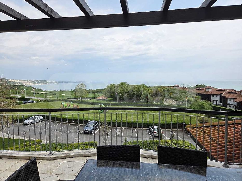 Тристаен апартамент в елитен голф комплекс Thracian Cliffs Golf Resort