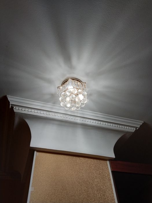 Люстры и бра разные