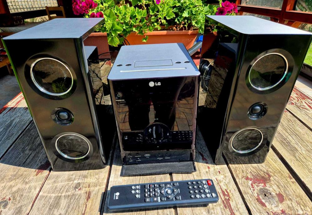 DVD Micro HI FI  - LG,  cu boxe  (CD, MP3, USB, DVD player si alte formate)