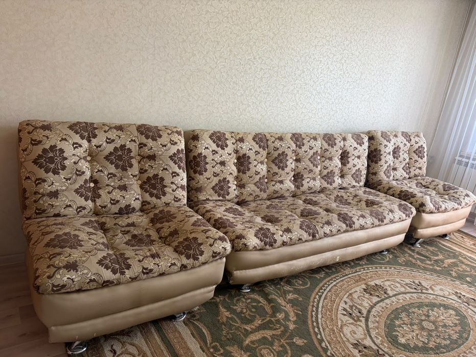Кухонный гарнитур, стол, диван, шкаф, ковёр