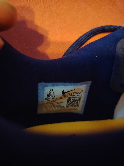 Vând crampoane și adidași