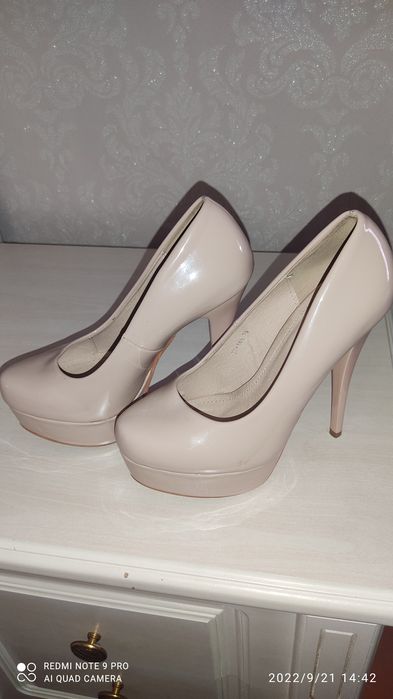 Koʻylak va oyoq kiyim sotiladi.