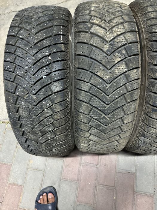 Продам шины 15 размер зима липучка