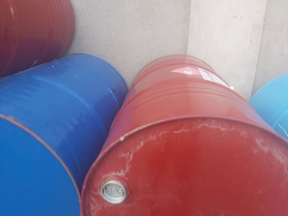 Бочки 200 литровые красные синие подберём любые цветы