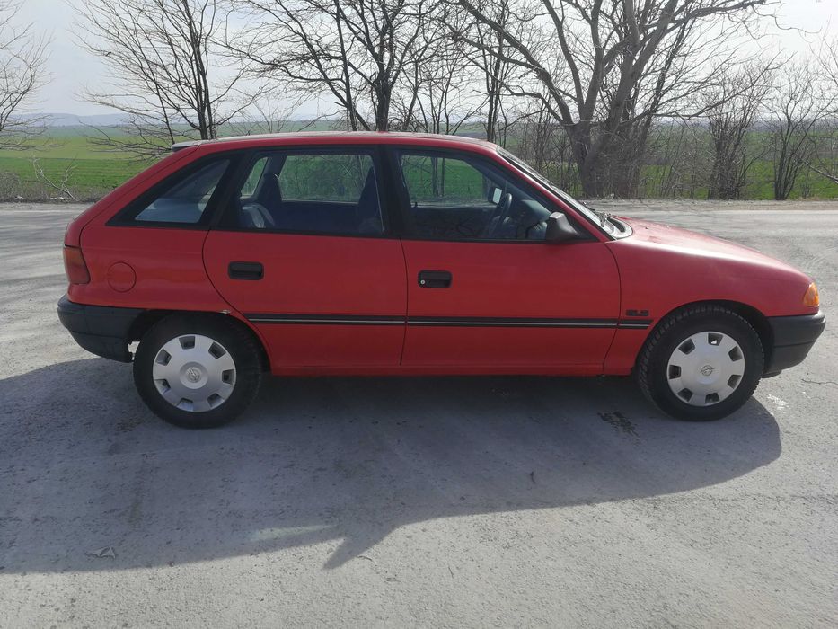 Продавам Опел Астра 1.6 моно чети цялата обява