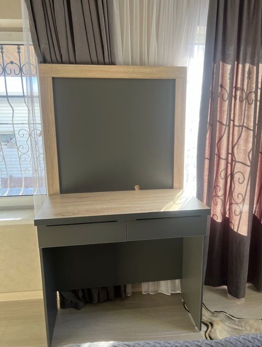 Стол для макияжа