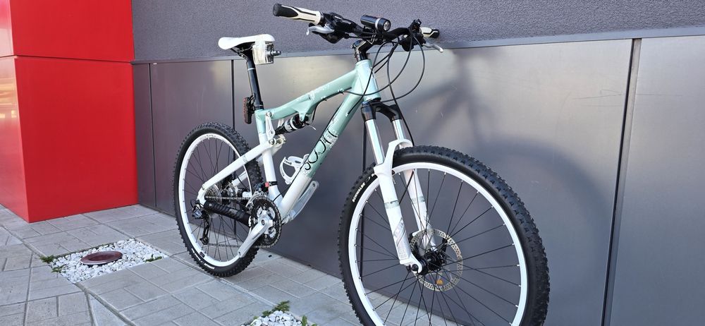 Скот с 2 амортисьора. Нов 26ц.L разм.