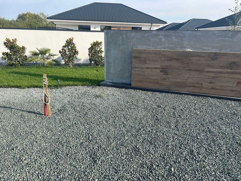 Piatra decorativa granit gri albastrui și calcar alb gălbui pt gradina