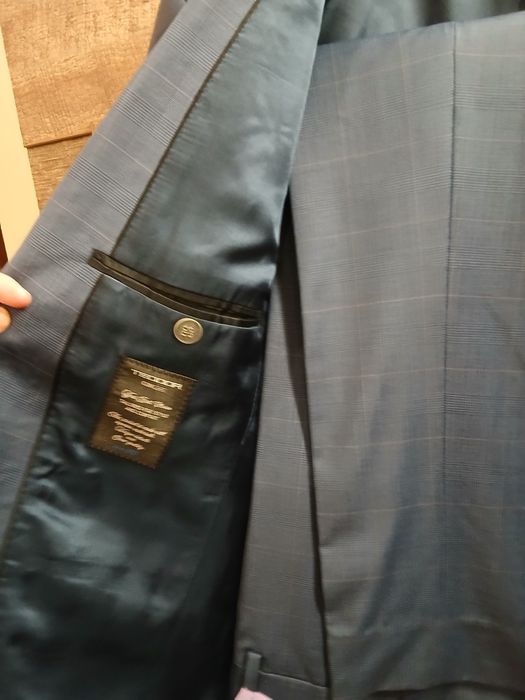 Здравейте продавам Костюм на  ТЕОДОР!!!