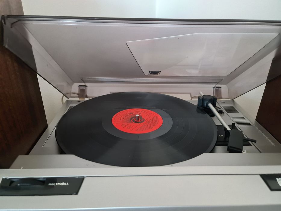 Радиограмофон Сириус РЗ 226 в отлично състояние с две колони.