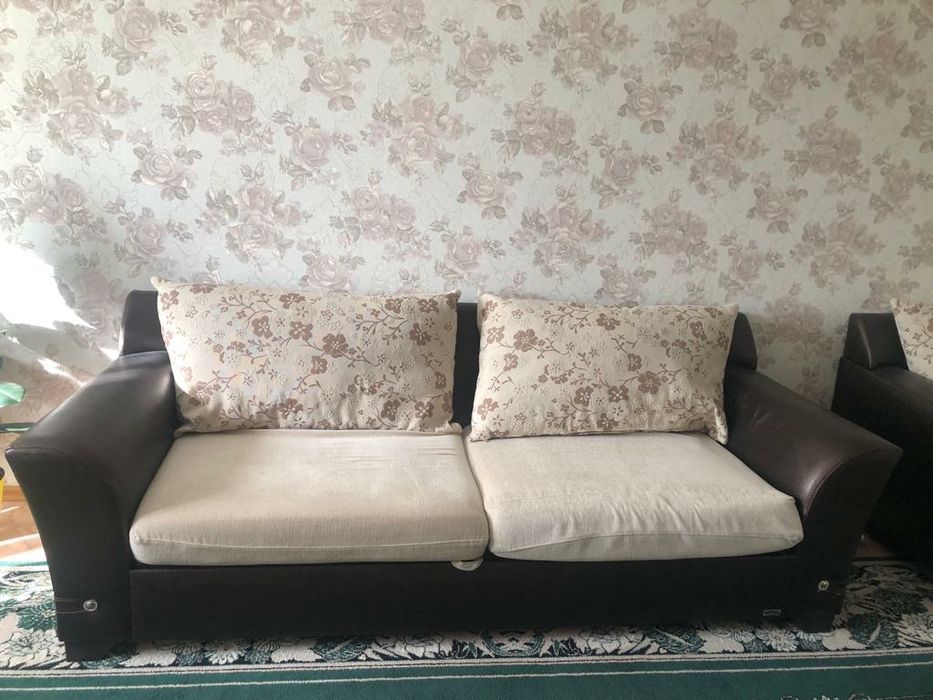 Продаётся диван с двумя креслами