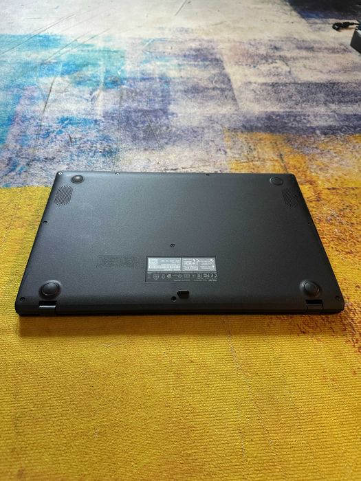 Laptop Asus Vivobook R522k, model 2024, impecabil