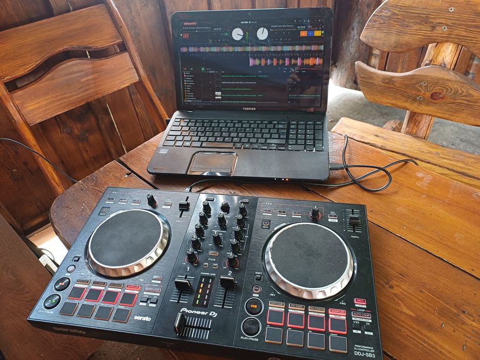 consola dj și  laptop