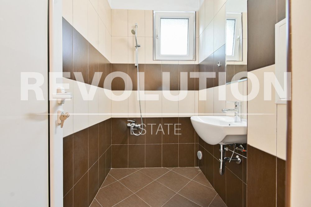 Дава се под наем Тристаен апартамент в София, Център - 93 кв.м за 750 € - Снимка #11