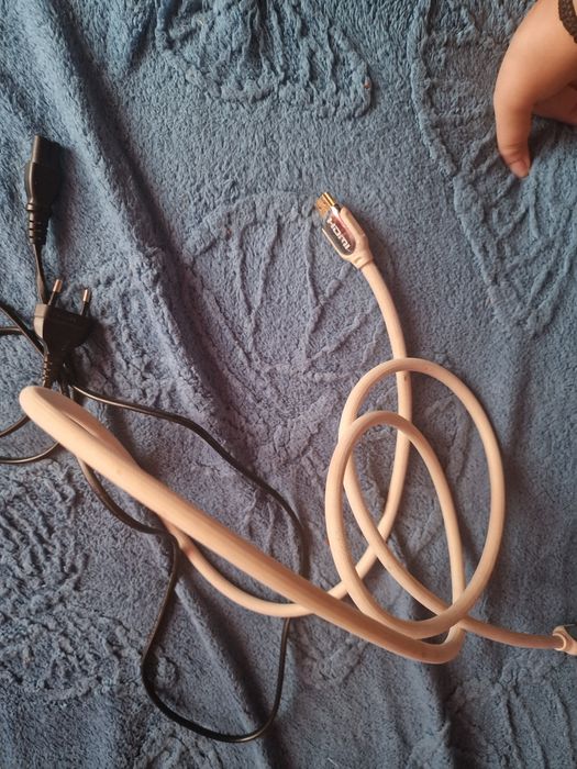 Vand ps4 foarte bun are maneta fire ce iti trb le el  merge foarte  bn