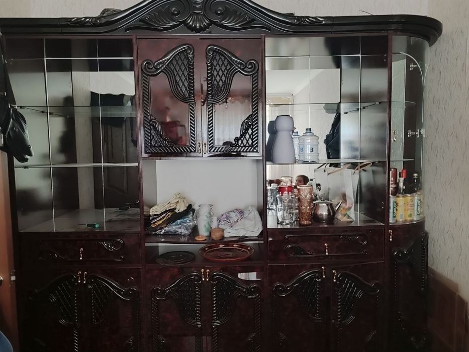 Сервант продаются срочно