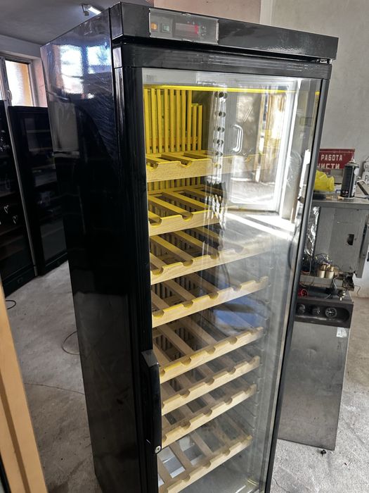 Хладилна витрина за вино
