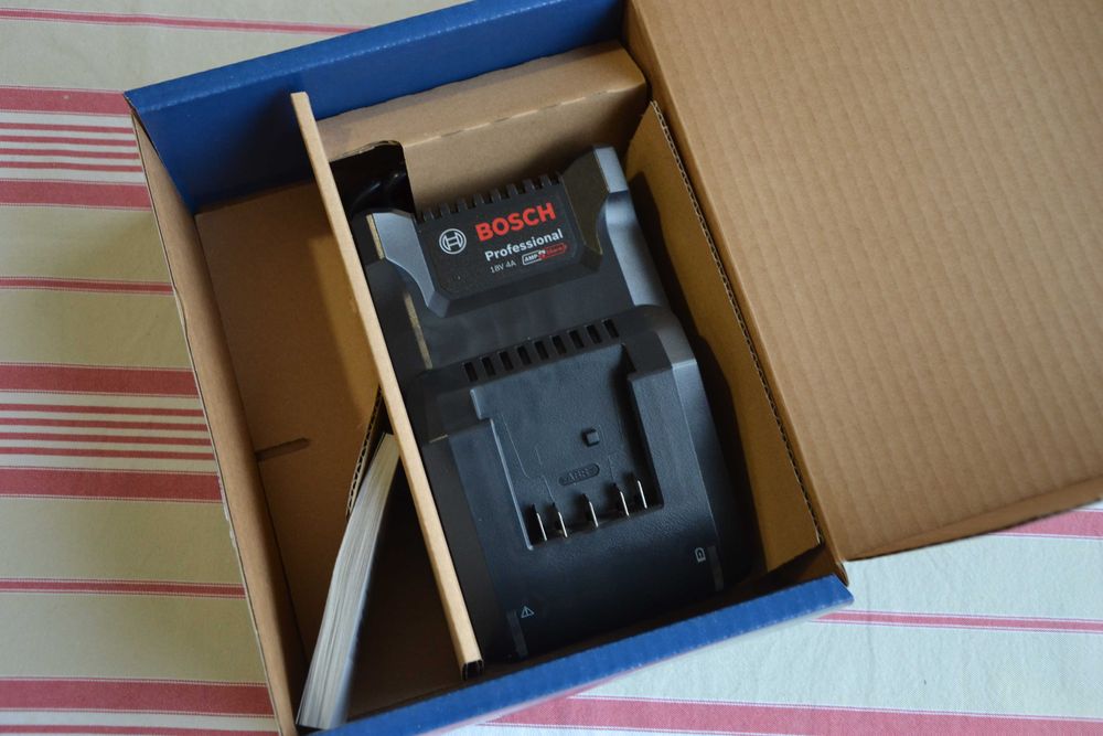 Ново бързо зарядно Bosch 18V, 4A