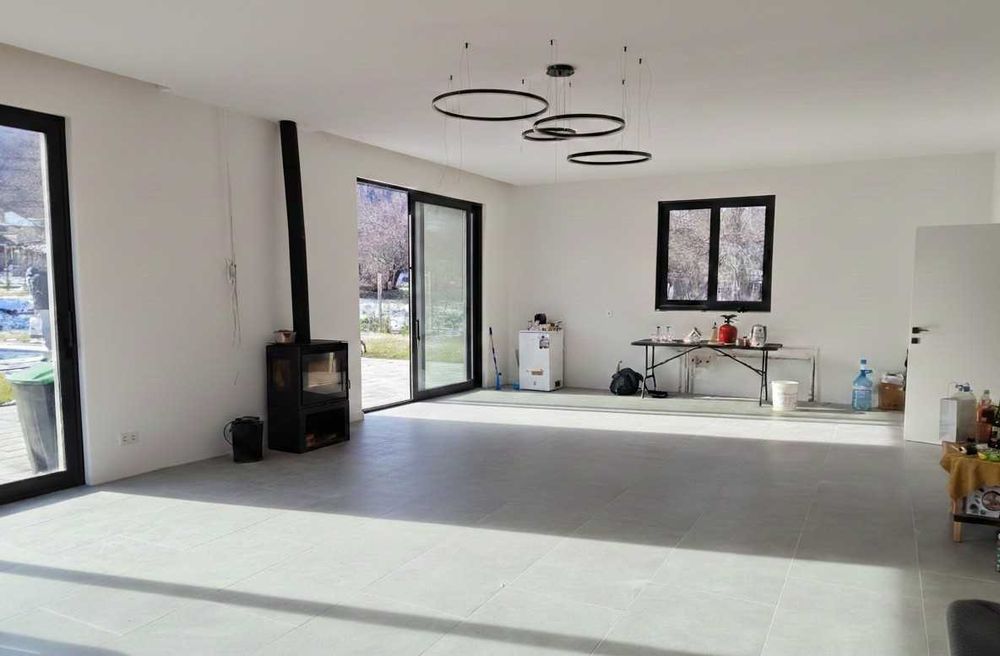 Къща с 4 спални и басейн в с.Стража