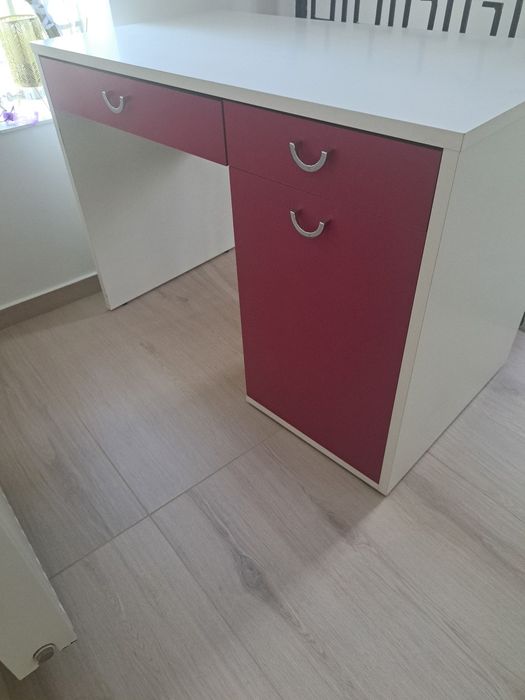 Vând birou fata alb cu roz,însoțit de scaun Ikea