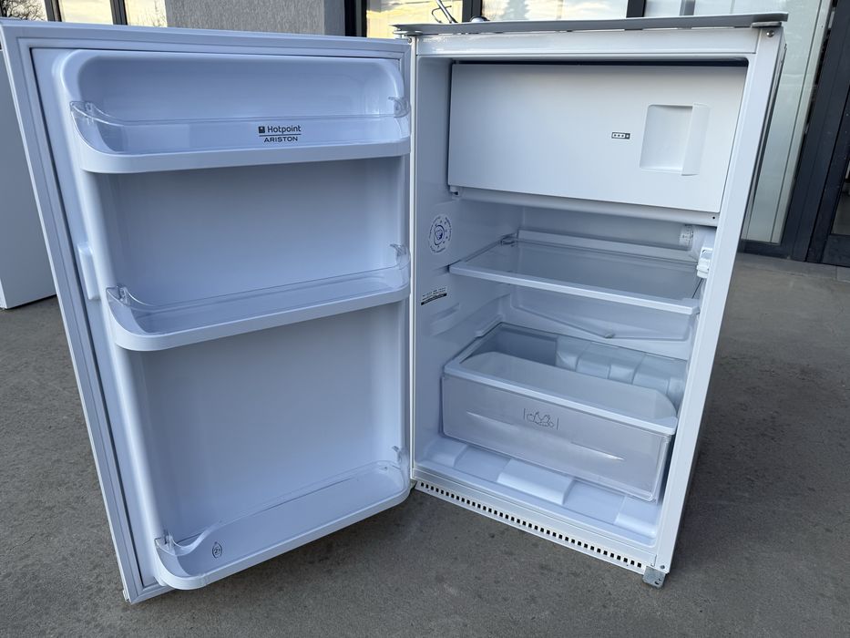 Малък хладилник с камера HotPoint Ariston