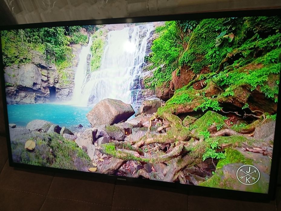 Продам смарт телевизор samsung