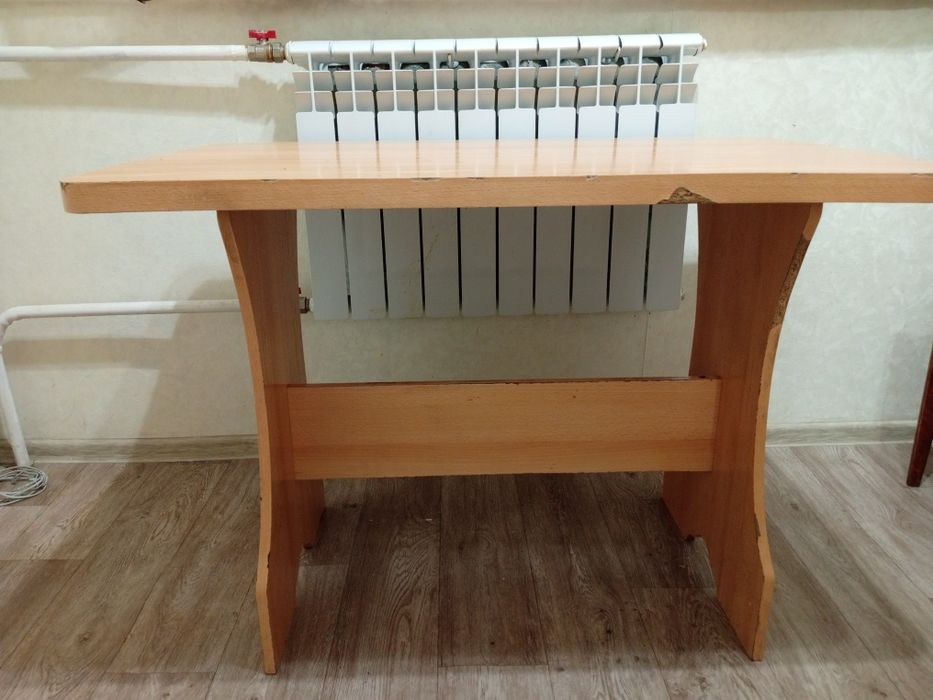 Стол кухонный + 2 табуретки