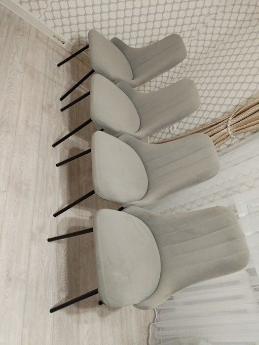 Стулья кухонные в количестве 4 штуки