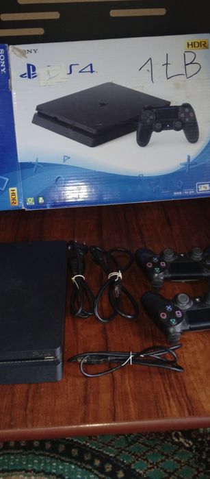 Pleyststiyon  4  slim