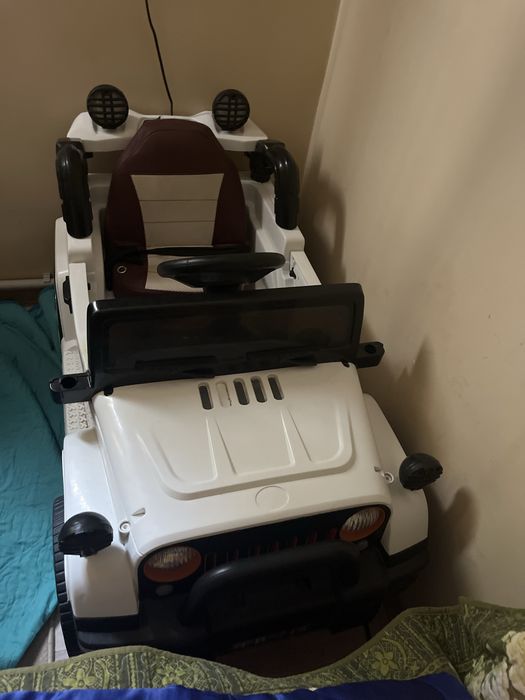 Машина Jeep белый