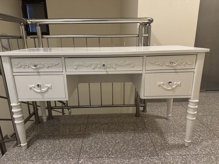 Масивно бюро.