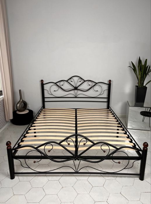 Продам кровать с матрасом