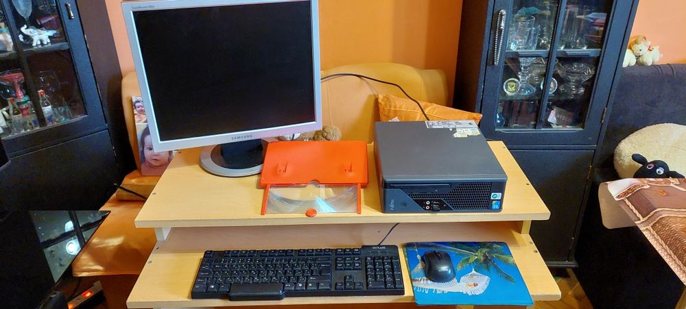 Продавам компютър монитор   и бюро